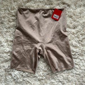 NWT SPANX Shaper short